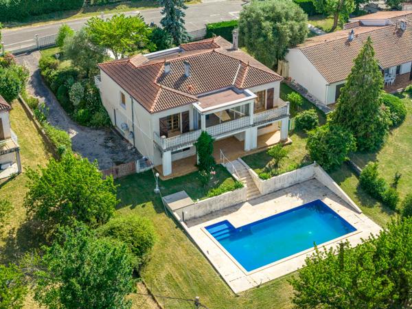 Maison traditionnelle avec piscine et vue, à vendre à Pujols