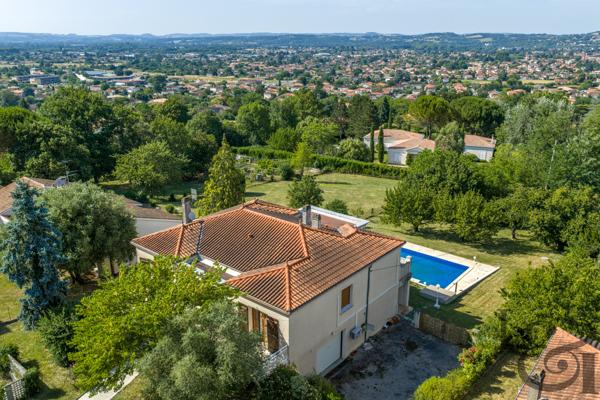 Maison traditionnelle avec piscine et vue, à vendre à Pujols