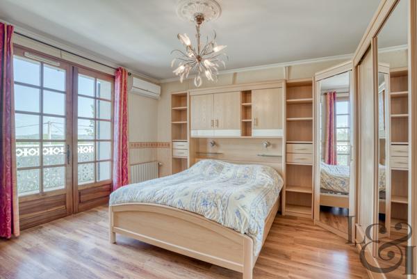 Maison traditionnelle avec piscine et vue, à vendre à Pujols