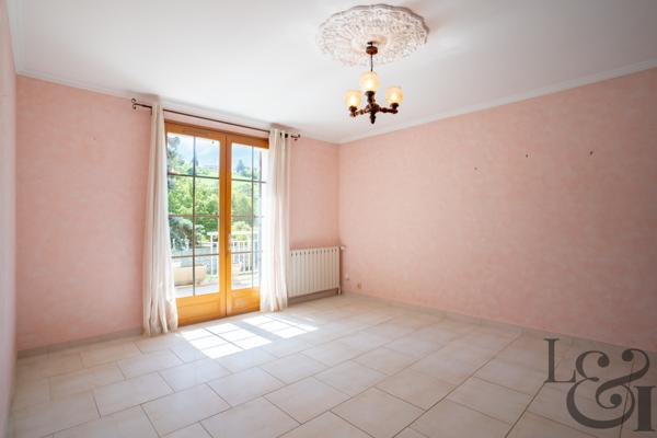 Maison traditionnelle avec piscine et vue, à vendre à Pujols