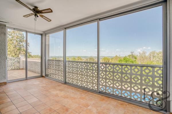 Maison traditionnelle avec piscine et vue, à vendre à Pujols