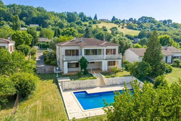 Maison traditionnelle avec piscine et vue, à vendre à Pujols