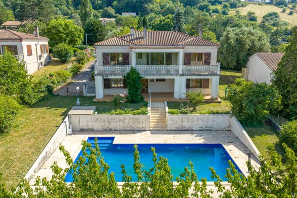 Maison traditionnelle avec piscine et vue, à vendre à Pujols