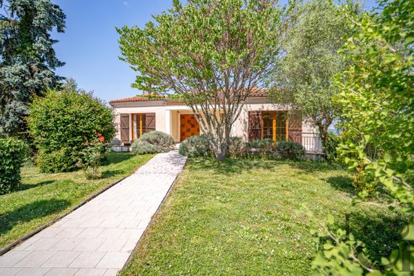 Maison traditionnelle avec piscine et vue, à vendre à Pujols