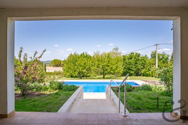 Maison traditionnelle avec piscine et vue, à vendre à Pujols