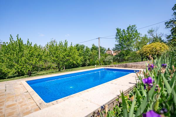Maison traditionnelle avec piscine et vue, à vendre à Pujols