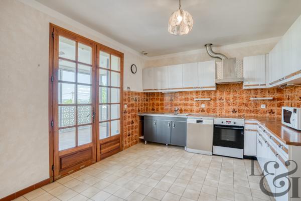 Maison traditionnelle avec piscine et vue, à vendre à Pujols