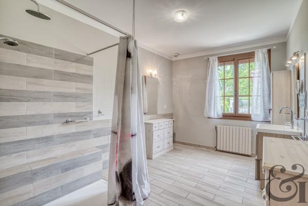 Maison traditionnelle avec piscine et vue, à vendre à Pujols