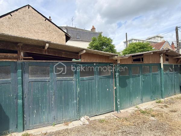 À découvrir, quartier Tonnellé, à l'angle du boulevard Tonnellé et de la rue du Général Renault, ensemble de six garages implantés sur une parcelle de 129m2.

Ce bien pourra répondre à différents projets selon les besoins de son futur acquéreur : investissement, stockage, annexe, ou encore projet de transformation (sous réserve des autorisations d'urbanisme nécessaires). 

 Possibilité d'acquérir maison et parcelle adjacente. 

Pour plus d'informations, contactez-moi !