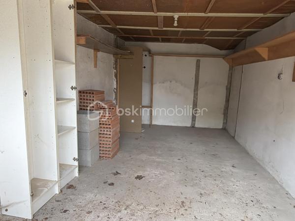 À découvrir, quartier Tonnellé, à l'angle du boulevard Tonnellé et de la rue du Général Renault, ensemble de six garages implantés sur une parcelle de 129m2.

Ce bien pourra répondre à différents projets selon les besoins de son futur acquéreur : investissement, stockage, annexe, ou encore projet de transformation (sous réserve des autorisations d'urbanisme nécessaires). 

 Possibilité d'acquérir maison et parcelle adjacente. 

Pour plus d'informations, contactez-moi !