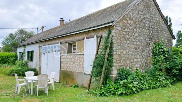 COUP DE CŒUR ASSURÉ !   Bien idéal pour les artistes !

Dans une zone pavillonnaire très calme et recherchée de Châteaudun, ville en fort développement.
Quartier recherché : proche centre-ville et calme, proche gare et toutes commodités, sur parcelle clôturée avec jardin :

Ancien atelier aménagé en habitation atypique, rénovée avec goût entre 2019 et 2021.
Grande hauteur sous plafond, beaucoup de luminosité grâce à ses nombreuses ouvertures PVC et aluminium double-vitrage.
Chauffage assuré par de grands radiateurs à inertie répartis dans le loft, et un grand insert mixte bois - pellets.

Un hall d’entrée de 20 m² comprend une pièce vitrée (atelier ou débarras).
Il dessert
  - Une très grande pièce de vie de 38 m² comprenant une cuisine ouverte avec plan de travail de 6m de long et mezzanine restant à aménager ;
  - Une chambre de 20 m² avec grande hauteur ;
  - Une salle d’eau avec bac de douche à l’italienne ;
  - Un WC - buanderie.

A l'étage :
  - Une mezzanine au-dessus de la partie centrale ;
  - WC indépendants.


+ LES PLUS + :

  -  Une mezzanine en bois de 20 m² a été fabriquée et installée par un menuisier au-dessus de la grande salle, vous offrant la possibilité d’aménager l'étage à votre goût
  -  Jardin (parcelle de presque 500 m²) clôturé avec cabanon métallique
  -  Parquet 15 mm chêne
  -  Tout-à-l’égout
  -  Raccordé fibre

Contactez-moi rapidement pour une visite !
  .