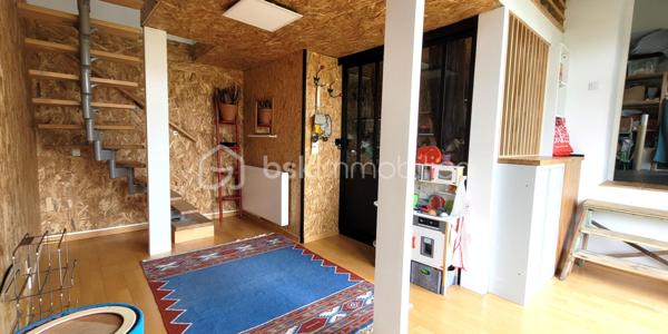 COUP DE CŒUR ASSURÉ !   Bien idéal pour les artistes !

Dans une zone pavillonnaire très calme et recherchée de Châteaudun, ville en fort développement.
Quartier recherché : proche centre-ville et calme, proche gare et toutes commodités, sur parcelle clôturée avec jardin :

Ancien atelier aménagé en habitation atypique, rénovée avec goût entre 2019 et 2021.
Grande hauteur sous plafond, beaucoup de luminosité grâce à ses nombreuses ouvertures PVC et aluminium double-vitrage.
Chauffage assuré par de grands radiateurs à inertie répartis dans le loft, et un grand insert mixte bois - pellets.

Un hall d’entrée de 20 m² comprend une pièce vitrée (atelier ou débarras).
Il dessert
  - Une très grande pièce de vie de 38 m² comprenant une cuisine ouverte avec plan de travail de 6m de long et mezzanine restant à aménager ;
  - Une chambre de 20 m² avec grande hauteur ;
  - Une salle d’eau avec bac de douche à l’italienne ;
  - Un WC - buanderie.

A l'étage :
  - Une mezzanine au-dessus de la partie centrale ;
  - WC indépendants.


+ LES PLUS + :

  -  Une mezzanine en bois de 20 m² a été fabriquée et installée par un menuisier au-dessus de la grande salle, vous offrant la possibilité d’aménager l'étage à votre goût
  -  Jardin (parcelle de presque 500 m²) clôturé avec cabanon métallique
  -  Parquet 15 mm chêne
  -  Tout-à-l’égout
  -  Raccordé fibre

Contactez-moi rapidement pour une visite !
  .