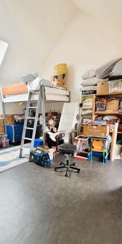 COUP DE CŒUR ASSURÉ !   Bien idéal pour les artistes !

Dans une zone pavillonnaire très calme et recherchée de Châteaudun, ville en fort développement.
Quartier recherché : proche centre-ville et calme, proche gare et toutes commodités, sur parcelle clôturée avec jardin :

Ancien atelier aménagé en habitation atypique, rénovée avec goût entre 2019 et 2021.
Grande hauteur sous plafond, beaucoup de luminosité grâce à ses nombreuses ouvertures PVC et aluminium double-vitrage.
Chauffage assuré par de grands radiateurs à inertie répartis dans le loft, et un grand insert mixte bois - pellets.

Un hall d’entrée de 20 m² comprend une pièce vitrée (atelier ou débarras).
Il dessert
  - Une très grande pièce de vie de 38 m² comprenant une cuisine ouverte avec plan de travail de 6m de long et mezzanine restant à aménager ;
  - Une chambre de 20 m² avec grande hauteur ;
  - Une salle d’eau avec bac de douche à l’italienne ;
  - Un WC - buanderie.

A l'étage :
  - Une mezzanine au-dessus de la partie centrale ;
  - WC indépendants.


+ LES PLUS + :

  -  Une mezzanine en bois de 20 m² a été fabriquée et installée par un menuisier au-dessus de la grande salle, vous offrant la possibilité d’aménager l'étage à votre goût
  -  Jardin (parcelle de presque 500 m²) clôturé avec cabanon métallique
  -  Parquet 15 mm chêne
  -  Tout-à-l’égout
  -  Raccordé fibre

Contactez-moi rapidement pour une visite !
  .
