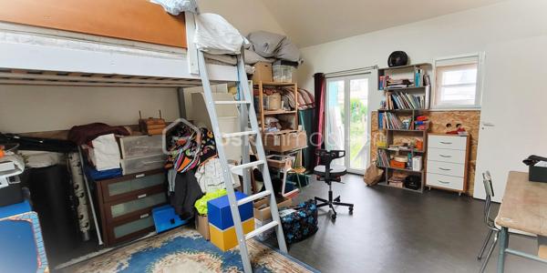 COUP DE CŒUR ASSURÉ !   Bien idéal pour les artistes !

Dans une zone pavillonnaire très calme et recherchée de Châteaudun, ville en fort développement.
Quartier recherché : proche centre-ville et calme, proche gare et toutes commodités, sur parcelle clôturée avec jardin :

Ancien atelier aménagé en habitation atypique, rénovée avec goût entre 2019 et 2021.
Grande hauteur sous plafond, beaucoup de luminosité grâce à ses nombreuses ouvertures PVC et aluminium double-vitrage.
Chauffage assuré par de grands radiateurs à inertie répartis dans le loft, et un grand insert mixte bois - pellets.

Un hall d’entrée de 20 m² comprend une pièce vitrée (atelier ou débarras).
Il dessert
  - Une très grande pièce de vie de 38 m² comprenant une cuisine ouverte avec plan de travail de 6m de long et mezzanine restant à aménager ;
  - Une chambre de 20 m² avec grande hauteur ;
  - Une salle d’eau avec bac de douche à l’italienne ;
  - Un WC - buanderie.

A l'étage :
  - Une mezzanine au-dessus de la partie centrale ;
  - WC indépendants.


+ LES PLUS + :

  -  Une mezzanine en bois de 20 m² a été fabriquée et installée par un menuisier au-dessus de la grande salle, vous offrant la possibilité d’aménager l'étage à votre goût
  -  Jardin (parcelle de presque 500 m²) clôturé avec cabanon métallique
  -  Parquet 15 mm chêne
  -  Tout-à-l’égout
  -  Raccordé fibre

Contactez-moi rapidement pour une visite !
  .
