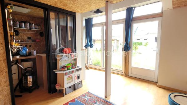 COUP DE CŒUR ASSURÉ !   Bien idéal pour les artistes !

Dans une zone pavillonnaire très calme et recherchée de Châteaudun, ville en fort développement.
Quartier recherché : proche centre-ville et calme, proche gare et toutes commodités, sur parcelle clôturée avec jardin :

Ancien atelier aménagé en habitation atypique, rénovée avec goût entre 2019 et 2021.
Grande hauteur sous plafond, beaucoup de luminosité grâce à ses nombreuses ouvertures PVC et aluminium double-vitrage.
Chauffage assuré par de grands radiateurs à inertie répartis dans le loft, et un grand insert mixte bois - pellets.

Un hall d’entrée de 20 m² comprend une pièce vitrée (atelier ou débarras).
Il dessert
  - Une très grande pièce de vie de 38 m² comprenant une cuisine ouverte avec plan de travail de 6m de long et mezzanine restant à aménager ;
  - Une chambre de 20 m² avec grande hauteur ;
  - Une salle d’eau avec bac de douche à l’italienne ;
  - Un WC - buanderie.

A l'étage :
  - Une mezzanine au-dessus de la partie centrale ;
  - WC indépendants.


+ LES PLUS + :

  -  Une mezzanine en bois de 20 m² a été fabriquée et installée par un menuisier au-dessus de la grande salle, vous offrant la possibilité d’aménager l'étage à votre goût
  -  Jardin (parcelle de presque 500 m²) clôturé avec cabanon métallique
  -  Parquet 15 mm chêne
  -  Tout-à-l’égout
  -  Raccordé fibre

Contactez-moi rapidement pour une visite !
  .