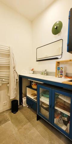 COUP DE CŒUR ASSURÉ !   Bien idéal pour les artistes !

Dans une zone pavillonnaire très calme et recherchée de Châteaudun, ville en fort développement.
Quartier recherché : proche centre-ville et calme, proche gare et toutes commodités, sur parcelle clôturée avec jardin :

Ancien atelier aménagé en habitation atypique, rénovée avec goût entre 2019 et 2021.
Grande hauteur sous plafond, beaucoup de luminosité grâce à ses nombreuses ouvertures PVC et aluminium double-vitrage.
Chauffage assuré par de grands radiateurs à inertie répartis dans le loft, et un grand insert mixte bois - pellets.

Un hall d’entrée de 20 m² comprend une pièce vitrée (atelier ou débarras).
Il dessert
  - Une très grande pièce de vie de 38 m² comprenant une cuisine ouverte avec plan de travail de 6m de long et mezzanine restant à aménager ;
  - Une chambre de 20 m² avec grande hauteur ;
  - Une salle d’eau avec bac de douche à l’italienne ;
  - Un WC - buanderie.

A l'étage :
  - Une mezzanine au-dessus de la partie centrale ;
  - WC indépendants.


+ LES PLUS + :

  -  Une mezzanine en bois de 20 m² a été fabriquée et installée par un menuisier au-dessus de la grande salle, vous offrant la possibilité d’aménager l'étage à votre goût
  -  Jardin (parcelle de presque 500 m²) clôturé avec cabanon métallique
  -  Parquet 15 mm chêne
  -  Tout-à-l’égout
  -  Raccordé fibre

Contactez-moi rapidement pour une visite !
  .