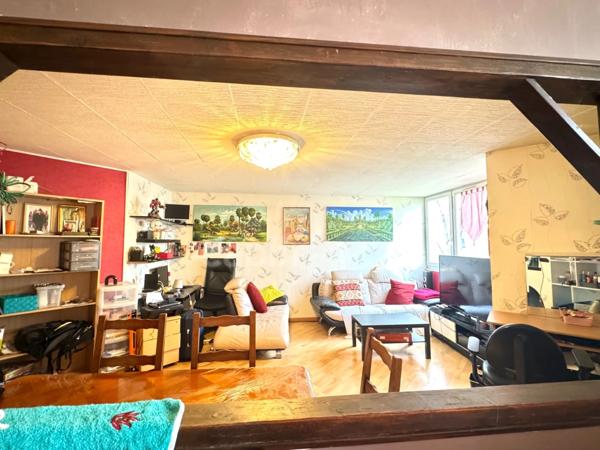 Appartement à vendre, 5 pièces avec un balcon, pour une famille qui aime l'espace ou pour un bel investissement locatif