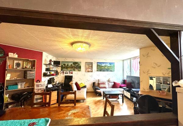 Appartement à vendre, 5 pièces avec un balcon, pour une famille qui aime l'espace ou pour un bel investissement locatif