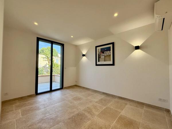Rare sur le marché : Élégant duplex avec jardin au cœur du Vieil Antibes