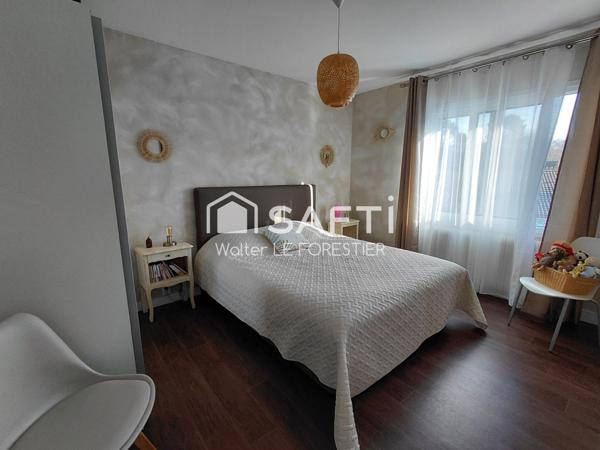 MAISON FAMILIALE DE 4 CHAMBRES AVEC SOUS SOL D'ENVIRON 190 m² , GARAGE, PISCINE, CAVE.