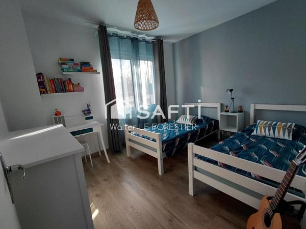 MAISON FAMILIALE DE 4 CHAMBRES AVEC SOUS SOL D'ENVIRON 190 m² , GARAGE, PISCINE, CAVE.