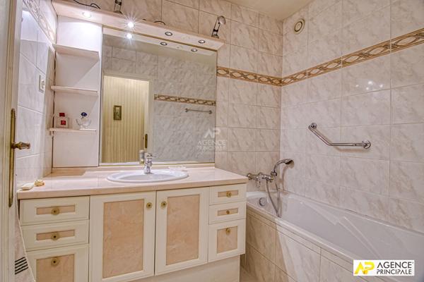 Versailles Rive-Droite Appartement 5 pièces 105.4 m² carrez situé au 1er étage avec ascenseur, grande cave, box et place de parking en sous-sol €650 000 ** - Référence 25814