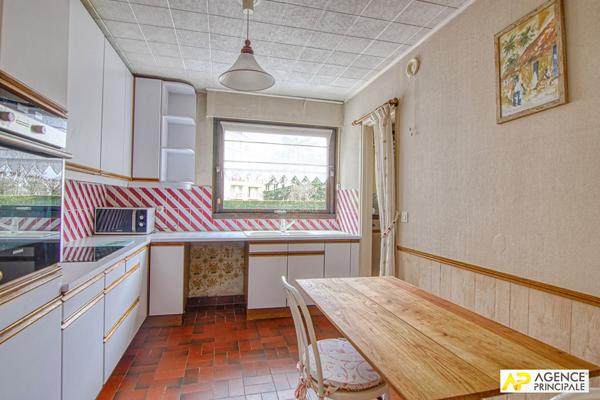 Versailles Rive-Droite Appartement 5 pièces 105.4 m² carrez situé au 1er étage avec ascenseur, grande cave, box et place de parking en sous-sol €650 000 ** - Référence 25814