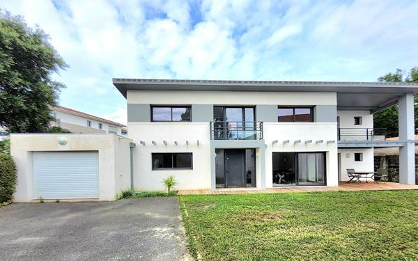 Maison à vendre    5 pièces •  Anglet