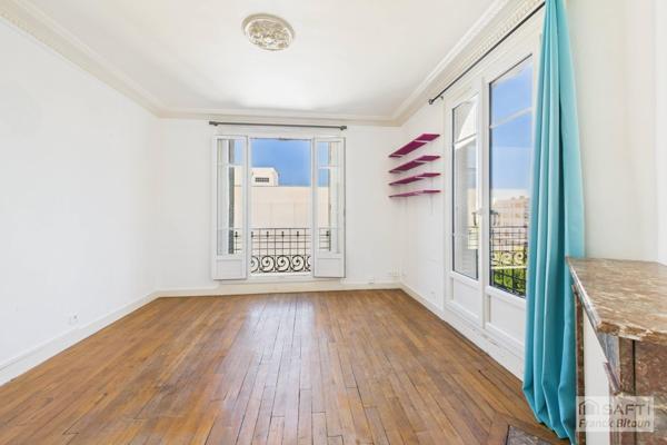 Bécon. 2 pièces lumineux en angle au dernier étage.