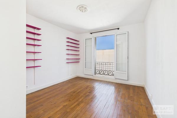 Bécon. 2 pièces lumineux en angle au dernier étage.