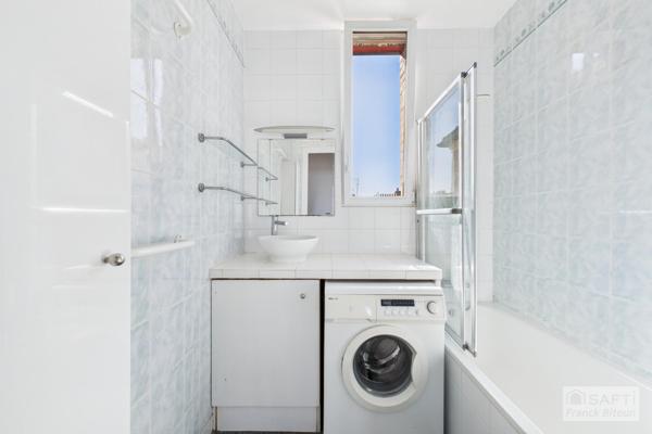 Bécon. 2 pièces lumineux en angle au dernier étage.