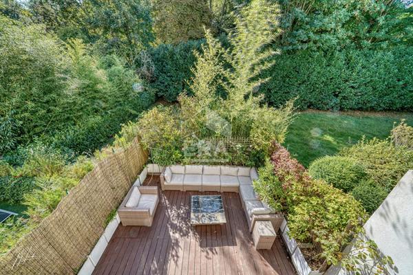 Duplex lumineux avec terrasse et parkings