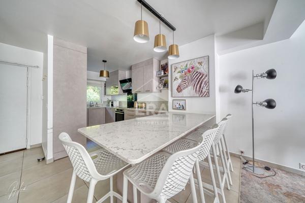 Duplex lumineux avec terrasse et parkings