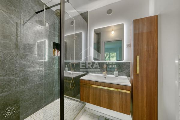 Duplex lumineux avec terrasse et parkings