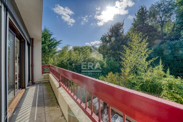 Duplex lumineux avec terrasse et parkings