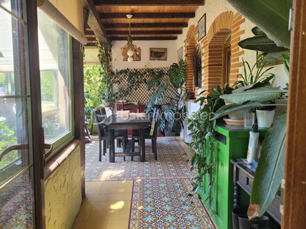 A proximité de Montauban, aux abords du joli village de Lafrançaise, découvrez cette magnifique maison à vendre, nichée dans un environnement verdoyant et paisible. Construite vers 1900, elle offre une ambiance chaleureuse et authentique, idéale pour les amoureux de l'ancien et ceux à la quête de tranquillité.

Spacieuse et lumineuse, cette demeure s'étend sur près de 370  m² et comporte 8 pièces principales dont 4 chambres et 1 bureau offrant de nombreuses possibilités d'aménagement selon vos envies. Les matériaux utilisés ajoutent une touche d'élégance et de charme à chaque espace. Son style d'époque et son authenticité historique en font un bien unique.

- plus de 8 hectares
- dépendances pour environ 200 m2 
- atelier pour plus de 45 m2
- pigeonnier d environ 50 m2
- cheminée
- piscine 
- sauna
- fibre
- puits
- adoucisseur d eau

Proche des commodités et facile d'accès, cette maison est une opportunité rare pour ceux qui souhaitent conjuguer espace, charme d'antan et cadre privé.
Contactez Maryline Estieu pour plus de détails sur cette magnifique acquisition.