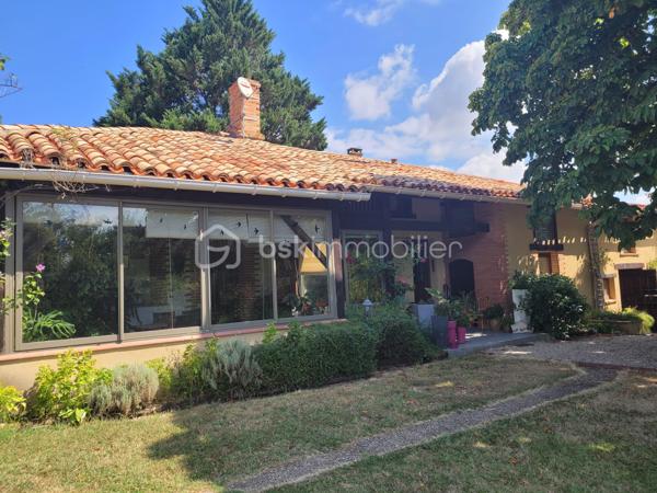 A proximité de Montauban, aux abords du joli village de Lafrançaise, découvrez cette magnifique maison à vendre, nichée dans un environnement verdoyant et paisible. Construite vers 1900, elle offre une ambiance chaleureuse et authentique, idéale pour les amoureux de l'ancien et ceux à la quête de tranquillité.

Spacieuse et lumineuse, cette demeure s'étend sur près de 370  m² et comporte 8 pièces principales dont 4 chambres et 1 bureau offrant de nombreuses possibilités d'aménagement selon vos envies. Les matériaux utilisés ajoutent une touche d'élégance et de charme à chaque espace. Son style d'époque et son authenticité historique en font un bien unique.

- plus de 8 hectares
- dépendances pour environ 200 m2 
- atelier pour plus de 45 m2
- pigeonnier d environ 50 m2
- cheminée
- piscine 
- sauna
- fibre
- puits
- adoucisseur d eau

Proche des commodités et facile d'accès, cette maison est une opportunité rare pour ceux qui souhaitent conjuguer espace, charme d'antan et cadre privé.
Contactez Maryline Estieu pour plus de détails sur cette magnifique acquisition.