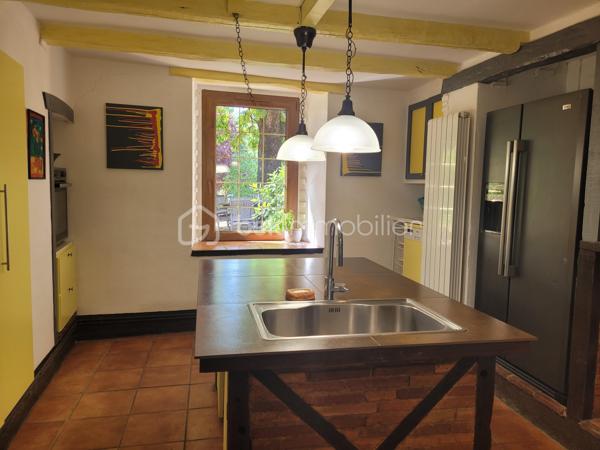 A proximité de Montauban, aux abords du joli village de Lafrançaise, découvrez cette magnifique maison à vendre, nichée dans un environnement verdoyant et paisible. Construite vers 1900, elle offre une ambiance chaleureuse et authentique, idéale pour les amoureux de l'ancien et ceux à la quête de tranquillité.

Spacieuse et lumineuse, cette demeure s'étend sur près de 370  m² et comporte 8 pièces principales dont 4 chambres et 1 bureau offrant de nombreuses possibilités d'aménagement selon vos envies. Les matériaux utilisés ajoutent une touche d'élégance et de charme à chaque espace. Son style d'époque et son authenticité historique en font un bien unique.

- plus de 8 hectares
- dépendances pour environ 200 m2 
- atelier pour plus de 45 m2
- pigeonnier d environ 50 m2
- cheminée
- piscine 
- sauna
- fibre
- puits
- adoucisseur d eau

Proche des commodités et facile d'accès, cette maison est une opportunité rare pour ceux qui souhaitent conjuguer espace, charme d'antan et cadre privé.
Contactez Maryline Estieu pour plus de détails sur cette magnifique acquisition.