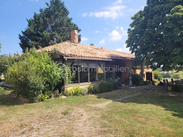 A proximité de Montauban, aux abords du joli village de Lafrançaise, découvrez cette magnifique maison à vendre, nichée dans un environnement verdoyant et paisible. Construite vers 1900, elle offre une ambiance chaleureuse et authentique, idéale pour les amoureux de l'ancien et ceux à la quête de tranquillité.

Spacieuse et lumineuse, cette demeure s'étend sur près de 370  m² et comporte 8 pièces principales dont 4 chambres et 1 bureau offrant de nombreuses possibilités d'aménagement selon vos envies. Les matériaux utilisés ajoutent une touche d'élégance et de charme à chaque espace. Son style d'époque et son authenticité historique en font un bien unique.

- plus de 8 hectares
- dépendances pour environ 200 m2 
- atelier pour plus de 45 m2
- pigeonnier d environ 50 m2
- cheminée
- piscine 
- sauna
- fibre
- puits
- adoucisseur d eau

Proche des commodités et facile d'accès, cette maison est une opportunité rare pour ceux qui souhaitent conjuguer espace, charme d'antan et cadre privé.
Contactez Maryline Estieu pour plus de détails sur cette magnifique acquisition.