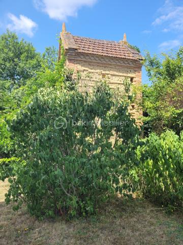 A proximité de Montauban, aux abords du joli village de Lafrançaise, découvrez cette magnifique maison à vendre, nichée dans un environnement verdoyant et paisible. Construite vers 1900, elle offre une ambiance chaleureuse et authentique, idéale pour les amoureux de l'ancien et ceux à la quête de tranquillité.

Spacieuse et lumineuse, cette demeure s'étend sur près de 370  m² et comporte 8 pièces principales dont 4 chambres et 1 bureau offrant de nombreuses possibilités d'aménagement selon vos envies. Les matériaux utilisés ajoutent une touche d'élégance et de charme à chaque espace. Son style d'époque et son authenticité historique en font un bien unique.

- plus de 8 hectares
- dépendances pour environ 200 m2 
- atelier pour plus de 45 m2
- pigeonnier d environ 50 m2
- cheminée
- piscine 
- sauna
- fibre
- puits
- adoucisseur d eau

Proche des commodités et facile d'accès, cette maison est une opportunité rare pour ceux qui souhaitent conjuguer espace, charme d'antan et cadre privé.
Contactez Maryline Estieu pour plus de détails sur cette magnifique acquisition.