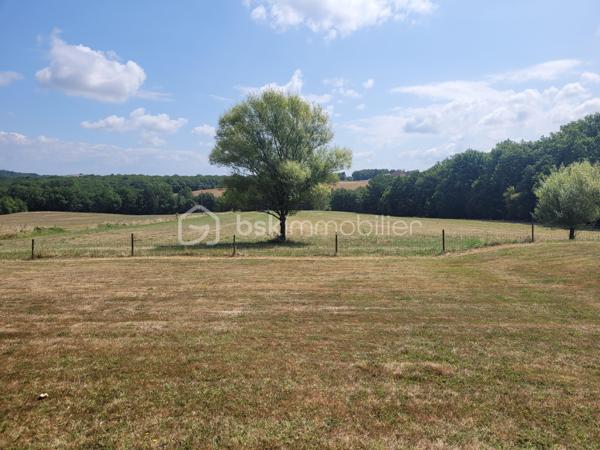 A proximité de Montauban, aux abords du joli village de Lafrançaise, découvrez cette magnifique maison à vendre, nichée dans un environnement verdoyant et paisible. Construite vers 1900, elle offre une ambiance chaleureuse et authentique, idéale pour les amoureux de l'ancien et ceux à la quête de tranquillité.

Spacieuse et lumineuse, cette demeure s'étend sur près de 370  m² et comporte 8 pièces principales dont 4 chambres et 1 bureau offrant de nombreuses possibilités d'aménagement selon vos envies. Les matériaux utilisés ajoutent une touche d'élégance et de charme à chaque espace. Son style d'époque et son authenticité historique en font un bien unique.

- plus de 8 hectares
- dépendances pour environ 200 m2 
- atelier pour plus de 45 m2
- pigeonnier d environ 50 m2
- cheminée
- piscine 
- sauna
- fibre
- puits
- adoucisseur d eau

Proche des commodités et facile d'accès, cette maison est une opportunité rare pour ceux qui souhaitent conjuguer espace, charme d'antan et cadre privé.
Contactez Maryline Estieu pour plus de détails sur cette magnifique acquisition.