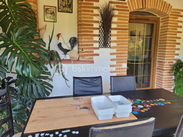 A proximité de Montauban, aux abords du joli village de Lafrançaise, découvrez cette magnifique maison à vendre, nichée dans un environnement verdoyant et paisible. Construite vers 1900, elle offre une ambiance chaleureuse et authentique, idéale pour les amoureux de l'ancien et ceux à la quête de tranquillité.

Spacieuse et lumineuse, cette demeure s'étend sur près de 370  m² et comporte 8 pièces principales dont 4 chambres et 1 bureau offrant de nombreuses possibilités d'aménagement selon vos envies. Les matériaux utilisés ajoutent une touche d'élégance et de charme à chaque espace. Son style d'époque et son authenticité historique en font un bien unique.

- plus de 8 hectares
- dépendances pour environ 200 m2 
- atelier pour plus de 45 m2
- pigeonnier d environ 50 m2
- cheminée
- piscine 
- sauna
- fibre
- puits
- adoucisseur d eau

Proche des commodités et facile d'accès, cette maison est une opportunité rare pour ceux qui souhaitent conjuguer espace, charme d'antan et cadre privé.
Contactez Maryline Estieu pour plus de détails sur cette magnifique acquisition.