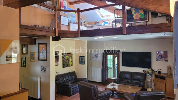 A proximité de Montauban, aux abords du joli village de Lafrançaise, découvrez cette magnifique maison à vendre, nichée dans un environnement verdoyant et paisible. Construite vers 1900, elle offre une ambiance chaleureuse et authentique, idéale pour les amoureux de l'ancien et ceux à la quête de tranquillité.

Spacieuse et lumineuse, cette demeure s'étend sur près de 370  m² et comporte 8 pièces principales dont 4 chambres et 1 bureau offrant de nombreuses possibilités d'aménagement selon vos envies. Les matériaux utilisés ajoutent une touche d'élégance et de charme à chaque espace. Son style d'époque et son authenticité historique en font un bien unique.

- plus de 8 hectares
- dépendances pour environ 200 m2 
- atelier pour plus de 45 m2
- pigeonnier d environ 50 m2
- cheminée
- piscine 
- sauna
- fibre
- puits
- adoucisseur d eau

Proche des commodités et facile d'accès, cette maison est une opportunité rare pour ceux qui souhaitent conjuguer espace, charme d'antan et cadre privé.
Contactez Maryline Estieu pour plus de détails sur cette magnifique acquisition.