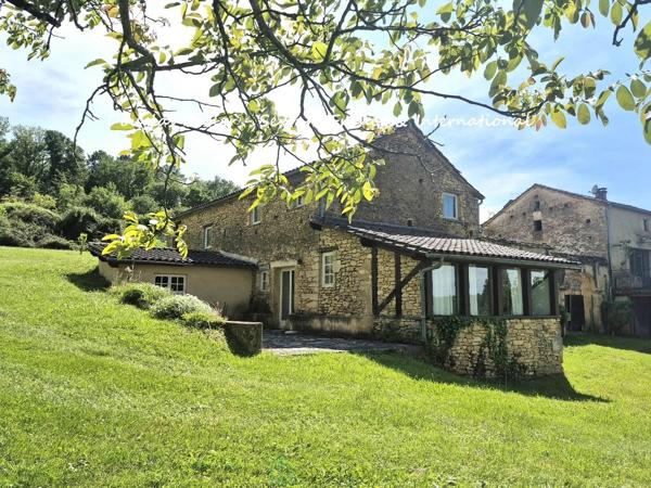 Superbe propriété en pierre de caractère avec gîte, annexe et vue dégagée
