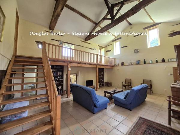 Superbe propriété en pierre de caractère avec gîte, annexe et vue dégagée