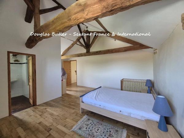 Superbe propriété en pierre de caractère avec gîte, annexe et vue dégagée