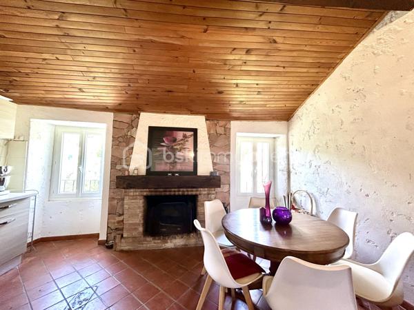 GIUNCAGGIU - Laissez-vous séduire par le charme et l'authenticité de cet agréable appartement T4 entièrement meublé, niché au dernier étage d'une bâtisse en pierres située dans le pittoresque village de Giuncaggio, à seulement 20 minutes d'Aléria, des plages de la côte orientale et à environ 40 minutes de Corte.

Dès l'entrée, vous apprécierez l'atmosphère chaleureuse et conviviale de ce bien de caractère. La cuisine équipée ouverte s'intègre harmonieusement à un vaste séjour/salle à manger agrémenté d'une cheminée, idéal pour partager de précieux moments en famille ou entre amis.

L'appartement dispose de deux chambres spacieuses. Un escalier en bois mène à une troisième chambre mansardée, généreuse et pleine de charme, offrant un espace supplémentaire idéal pour accueillir famille, amis ou aménager un bureau.

Depuis les fenêtres, profitez d'une vue imprenable sur les montagnes environnantes ainsi que sur la place du village et sa jolie église, véritable carte postale au quotidien.

Prestations de qualité :
Cheminée
Climatisation réversible
Doubles vitrages
Volets extérieurs en bois
Tommettes traditionnelles

Giuncaggio est un village à 600 m d'altitude où il fait bon vivre tout au long de l'année. Vous pourrez profiter de nombreuses animations locales qui rythment la vie du village : bal traditionnel, fête du vin et autres événements conviviaux qui font la richesse de l'art de vivre corse.
Un bien rare, alliant authenticité, confort et cadre de vie exceptionnel, idéal en résidence principale ou secondaire.
À découvrir sans tarder !

Pour toute information et visite contactez Pierrine MURRONI - BSK Immobilier : 0617092828