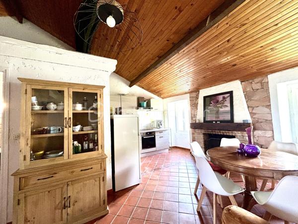 GIUNCAGGIU - Laissez-vous séduire par le charme et l'authenticité de cet agréable appartement T4 entièrement meublé, niché au dernier étage d'une bâtisse en pierres située dans le pittoresque village de Giuncaggio, à seulement 20 minutes d'Aléria, des plages de la côte orientale et à environ 40 minutes de Corte.

Dès l'entrée, vous apprécierez l'atmosphère chaleureuse et conviviale de ce bien de caractère. La cuisine équipée ouverte s'intègre harmonieusement à un vaste séjour/salle à manger agrémenté d'une cheminée, idéal pour partager de précieux moments en famille ou entre amis.

L'appartement dispose de deux chambres spacieuses. Un escalier en bois mène à une troisième chambre mansardée, généreuse et pleine de charme, offrant un espace supplémentaire idéal pour accueillir famille, amis ou aménager un bureau.

Depuis les fenêtres, profitez d'une vue imprenable sur les montagnes environnantes ainsi que sur la place du village et sa jolie église, véritable carte postale au quotidien.

Prestations de qualité :
Cheminée
Climatisation réversible
Doubles vitrages
Volets extérieurs en bois
Tommettes traditionnelles

Giuncaggio est un village à 600 m d'altitude où il fait bon vivre tout au long de l'année. Vous pourrez profiter de nombreuses animations locales qui rythment la vie du village : bal traditionnel, fête du vin et autres événements conviviaux qui font la richesse de l'art de vivre corse.
Un bien rare, alliant authenticité, confort et cadre de vie exceptionnel, idéal en résidence principale ou secondaire.
À découvrir sans tarder !

Pour toute information et visite contactez Pierrine MURRONI - BSK Immobilier : 0617092828