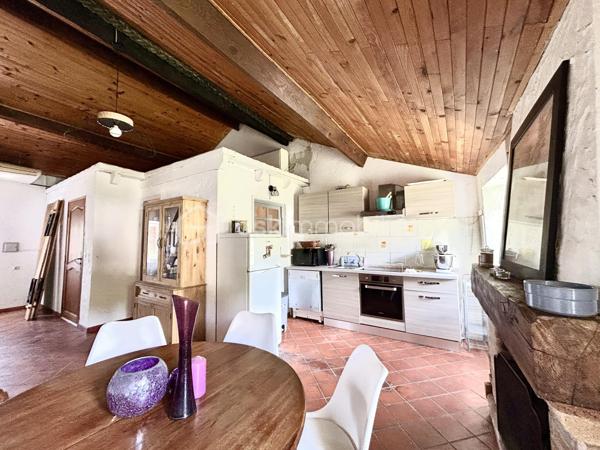GIUNCAGGIU - Laissez-vous séduire par le charme et l'authenticité de cet agréable appartement T4 entièrement meublé, niché au dernier étage d'une bâtisse en pierres située dans le pittoresque village de Giuncaggio, à seulement 20 minutes d'Aléria, des plages de la côte orientale et à environ 40 minutes de Corte.

Dès l'entrée, vous apprécierez l'atmosphère chaleureuse et conviviale de ce bien de caractère. La cuisine équipée ouverte s'intègre harmonieusement à un vaste séjour/salle à manger agrémenté d'une cheminée, idéal pour partager de précieux moments en famille ou entre amis.

L'appartement dispose de deux chambres spacieuses. Un escalier en bois mène à une troisième chambre mansardée, généreuse et pleine de charme, offrant un espace supplémentaire idéal pour accueillir famille, amis ou aménager un bureau.

Depuis les fenêtres, profitez d'une vue imprenable sur les montagnes environnantes ainsi que sur la place du village et sa jolie église, véritable carte postale au quotidien.

Prestations de qualité :
Cheminée
Climatisation réversible
Doubles vitrages
Volets extérieurs en bois
Tommettes traditionnelles

Giuncaggio est un village à 600 m d'altitude où il fait bon vivre tout au long de l'année. Vous pourrez profiter de nombreuses animations locales qui rythment la vie du village : bal traditionnel, fête du vin et autres événements conviviaux qui font la richesse de l'art de vivre corse.
Un bien rare, alliant authenticité, confort et cadre de vie exceptionnel, idéal en résidence principale ou secondaire.
À découvrir sans tarder !

Pour toute information et visite contactez Pierrine MURRONI - BSK Immobilier : 0617092828