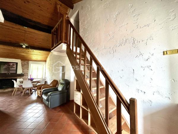 GIUNCAGGIU - Laissez-vous séduire par le charme et l'authenticité de cet agréable appartement T4 entièrement meublé, niché au dernier étage d'une bâtisse en pierres située dans le pittoresque village de Giuncaggio, à seulement 20 minutes d'Aléria, des plages de la côte orientale et à environ 40 minutes de Corte.

Dès l'entrée, vous apprécierez l'atmosphère chaleureuse et conviviale de ce bien de caractère. La cuisine équipée ouverte s'intègre harmonieusement à un vaste séjour/salle à manger agrémenté d'une cheminée, idéal pour partager de précieux moments en famille ou entre amis.

L'appartement dispose de deux chambres spacieuses. Un escalier en bois mène à une troisième chambre mansardée, généreuse et pleine de charme, offrant un espace supplémentaire idéal pour accueillir famille, amis ou aménager un bureau.

Depuis les fenêtres, profitez d'une vue imprenable sur les montagnes environnantes ainsi que sur la place du village et sa jolie église, véritable carte postale au quotidien.

Prestations de qualité :
Cheminée
Climatisation réversible
Doubles vitrages
Volets extérieurs en bois
Tommettes traditionnelles

Giuncaggio est un village à 600 m d'altitude où il fait bon vivre tout au long de l'année. Vous pourrez profiter de nombreuses animations locales qui rythment la vie du village : bal traditionnel, fête du vin et autres événements conviviaux qui font la richesse de l'art de vivre corse.
Un bien rare, alliant authenticité, confort et cadre de vie exceptionnel, idéal en résidence principale ou secondaire.
À découvrir sans tarder !

Pour toute information et visite contactez Pierrine MURRONI - BSK Immobilier : 0617092828